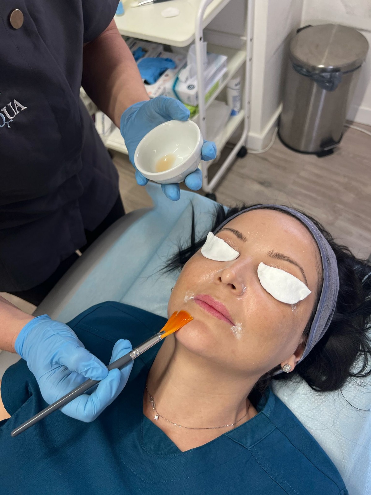 Tratamiento de peeling profesional con pincel en Clínica Gottardo